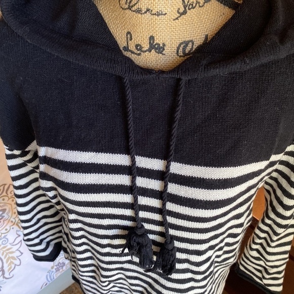 Velvet by Graham & Spencer sweatshirt - Picture 2 of 5